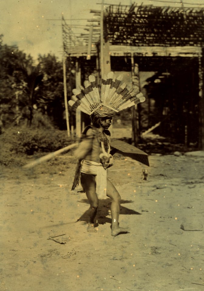 KITLV - 408007 - Demmeni, J. - Dayak warrior dance during the Borneo expedition led by Dr. A. W. Nieuwenhuis - 1898-1900
