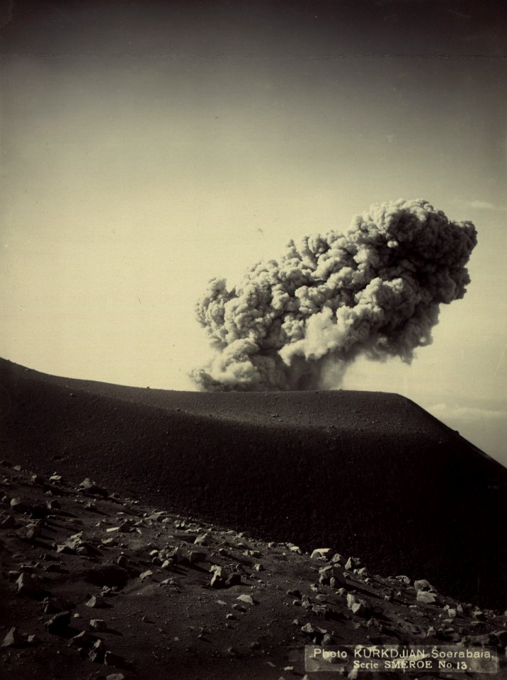 KITLV - 408058 - Kurkdjian - Soerabaia - Eruption of the Gunung Semeru in East Java - circa 1910