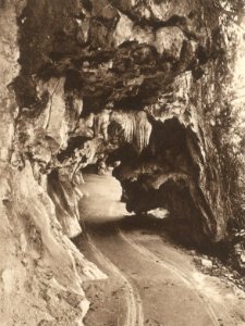 KITLV - 79989 - Kleingrothe, C.J. - Medan - Road to caves near Ipoh, Malaysia - circa 1910