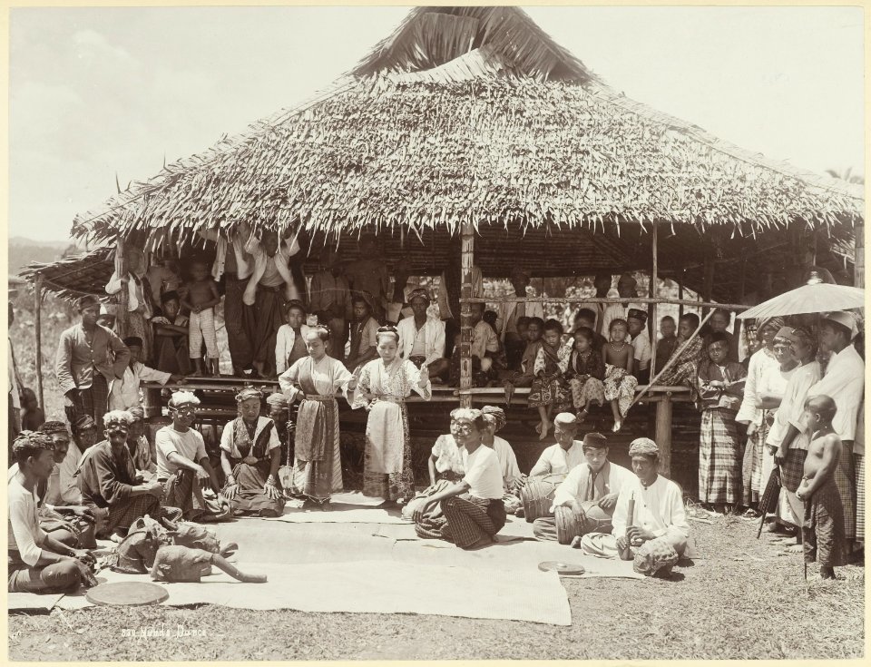 KITLV - 3675 - Lambert & Co., G.R. - Singapore - Ma'joeng dance and drama at Perak - circa 1903