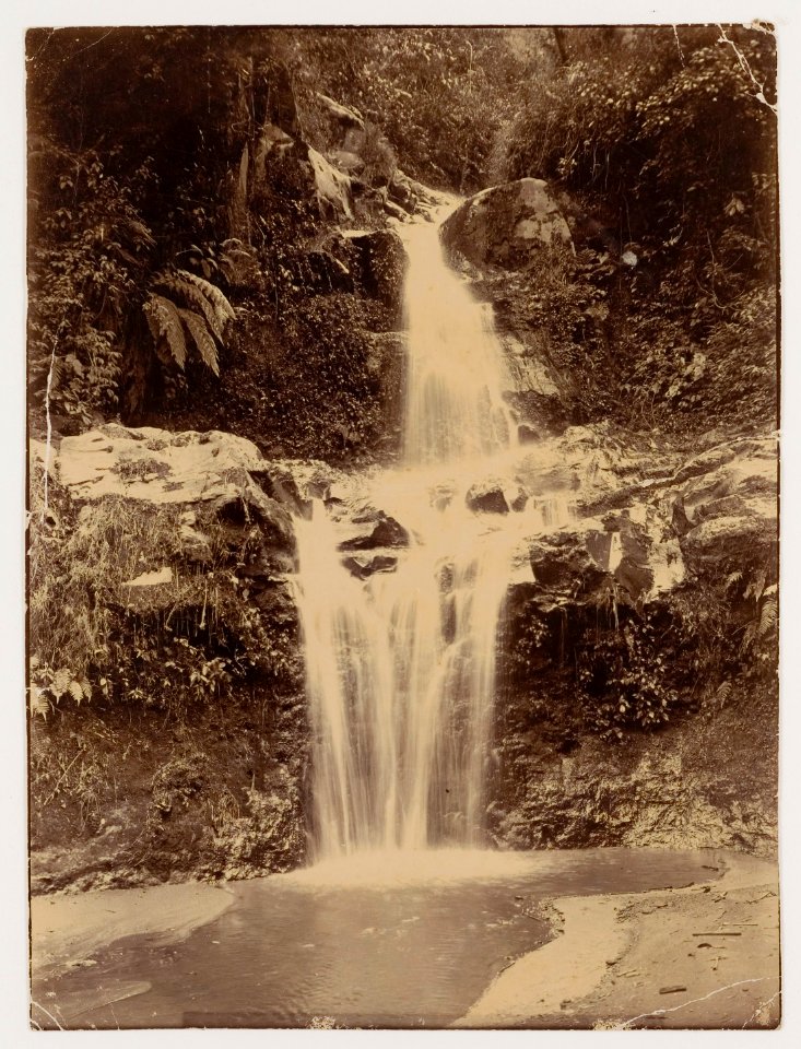 KITLV - 41667 - Kurkdjian, Ohannes - Soerabaja - Waterfall and Nymphaeum at Tosari in the Tengger - circa 1915