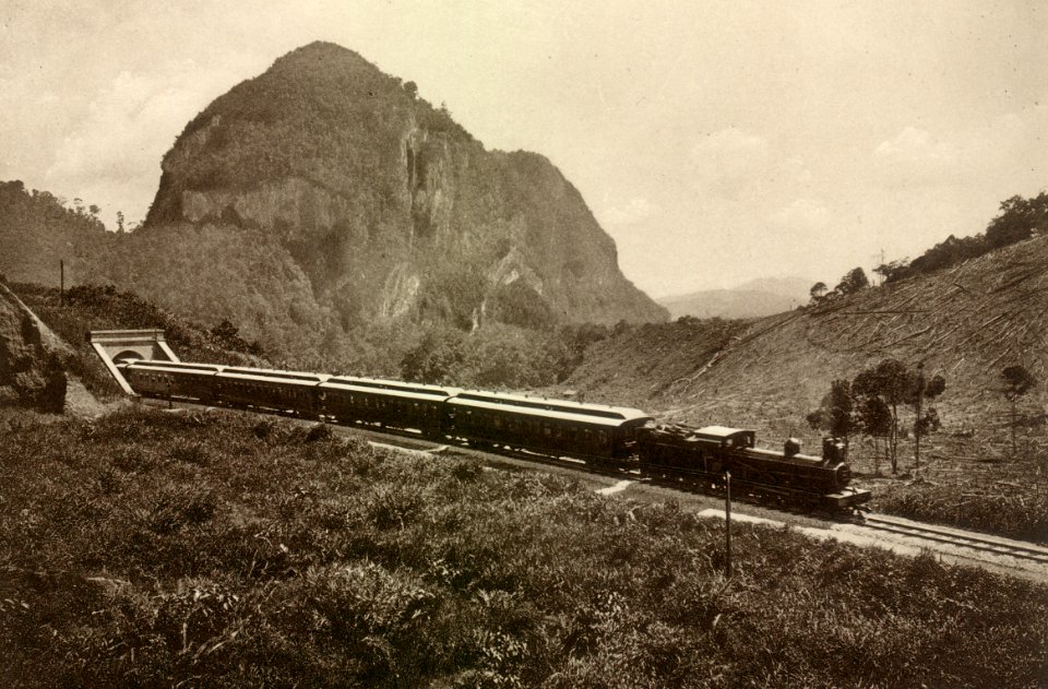 KITLV - 80001 - Kleingrothe, C.J. - Medan - Mail train at the pass of Padang Rengas near Taiping - circa 1910