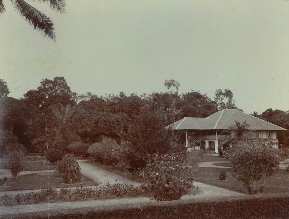 KITLV - 43108 - Kleingrothe, C.J. - Medan - House of the admistrateur of the tobacco plantation Boeloe tjina west of Labuhan, Deli, Medan, Sumatra - circa 1900