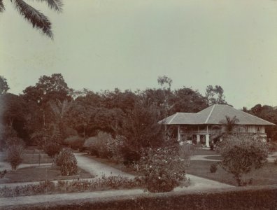 KITLV - 43108 - Kleingrothe, C.J. - Medan - House of the admistrateur of the tobacco plantation Boeloe tjina west of Labuhan, Deli, Medan, Sumatra - circa 1900