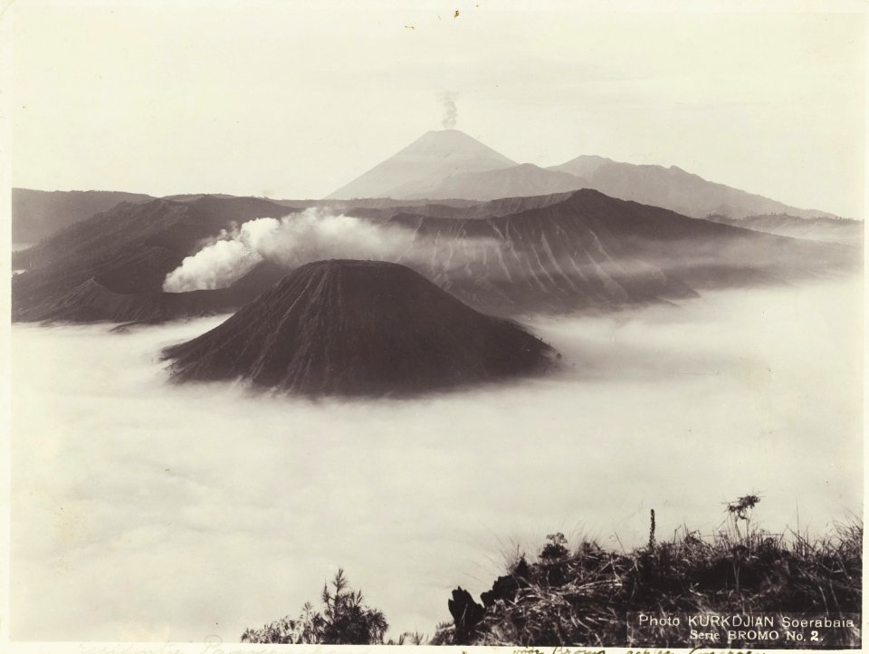 KITLV - 37 - Kurkdjian - Soerabaja - The volcanoes Bromo (Gunung Bromo), Batok and Semeru near Probolinggo - circa 1912