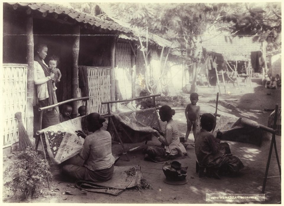 KITLV - 3733 - Kurkdjian - Soerabaja - Batik craft workers on East Java - circa 1900