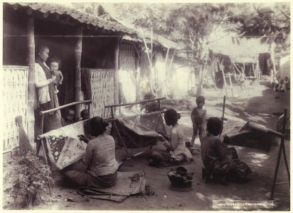 KITLV - 3733 - Kurkdjian - Soerabaja - Batik craft workers on East Java - circa 1900