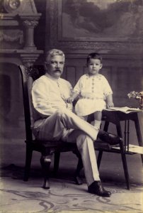 KITLV - 43211 - Kurkdjian, N.V. Photografisch Atelier O. - Soerabaja - Grandfather with grandchild, presumably in Surabaya - 1895-1910