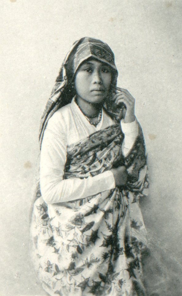 KITLV - 80258 - Kleingrothe, C.J. - Medan - Malaysian woman, presumably in the east coast of Sumatra - 1898