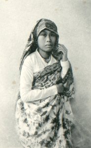 KITLV - 80258 - Kleingrothe, C.J. - Medan - Malaysian woman, presumably in the east coast of Sumatra - 1898
