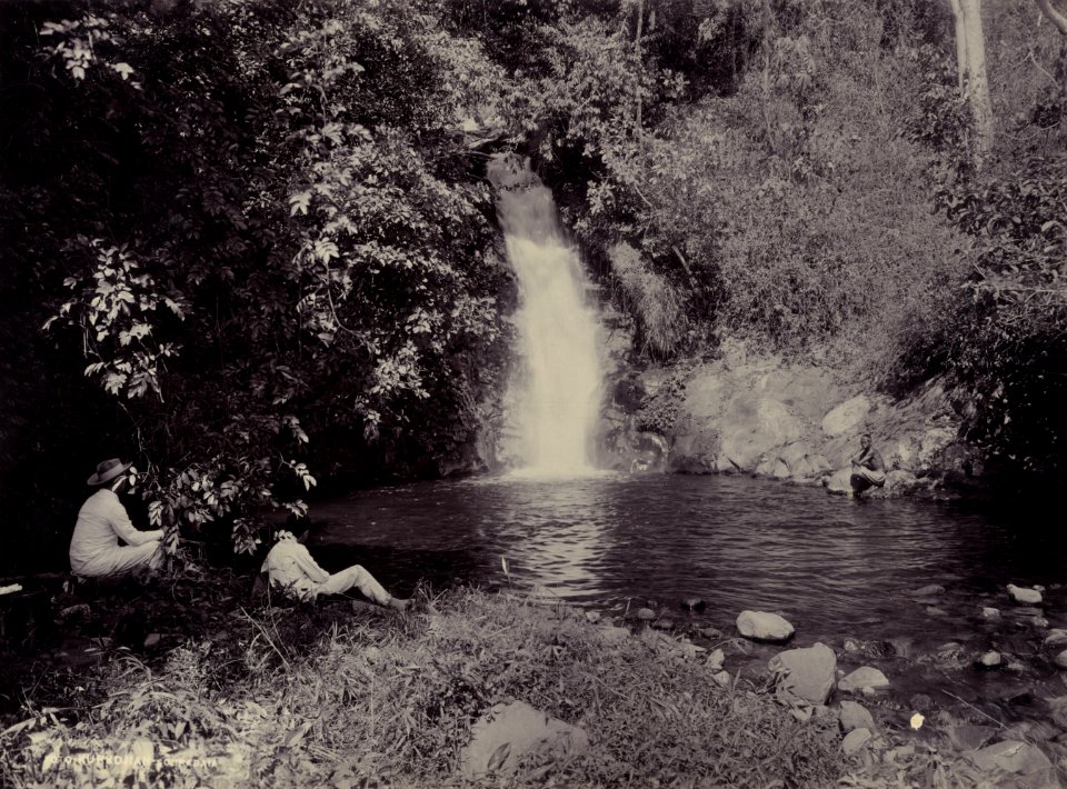 KITLV - 44398 - Kurkdjian, N.V. Photografisch Atelier - Soerabaia-Java - Small waterfall at Prigen - circa 1900