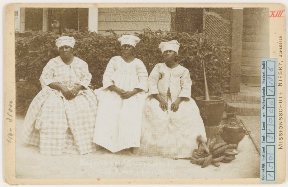KITLV - 4691 - Creole women in kotomisi attire in Surinam - circa 1900