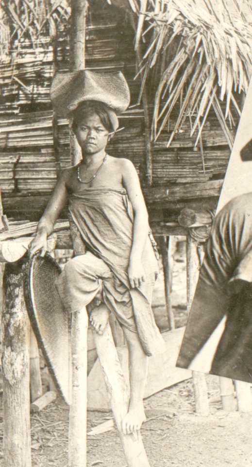 KITLV - 80266 - Kleingrothe, C.J. - Medan - Batak woman, presumably in the east coast of Sumatra - 1898