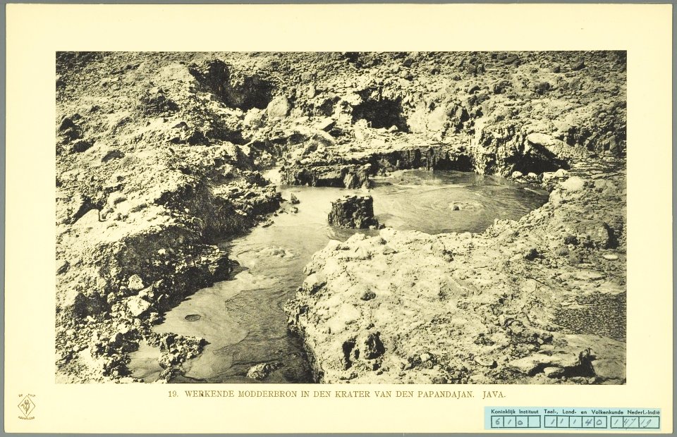 KITLV - 37349 - Demmeni, J. - Tulp, De - Haarlem - Mud source in the crater of the Gunung Papandayan - 1911