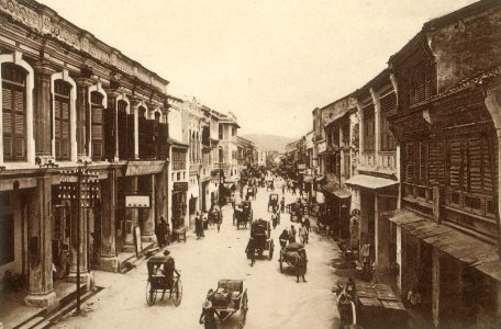 KITLV - 80029 - Kleingrothe, C.J. - Medan - Beach Street in Penang - circa 1910 photo