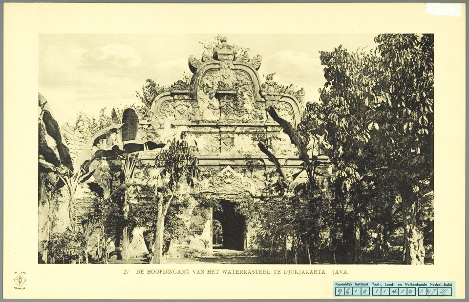 KITLV - 37357 - Demmeni, J. - Tulp, De - Haarlem - The main entrance at the Water Castle in Yogyakarta - 1911