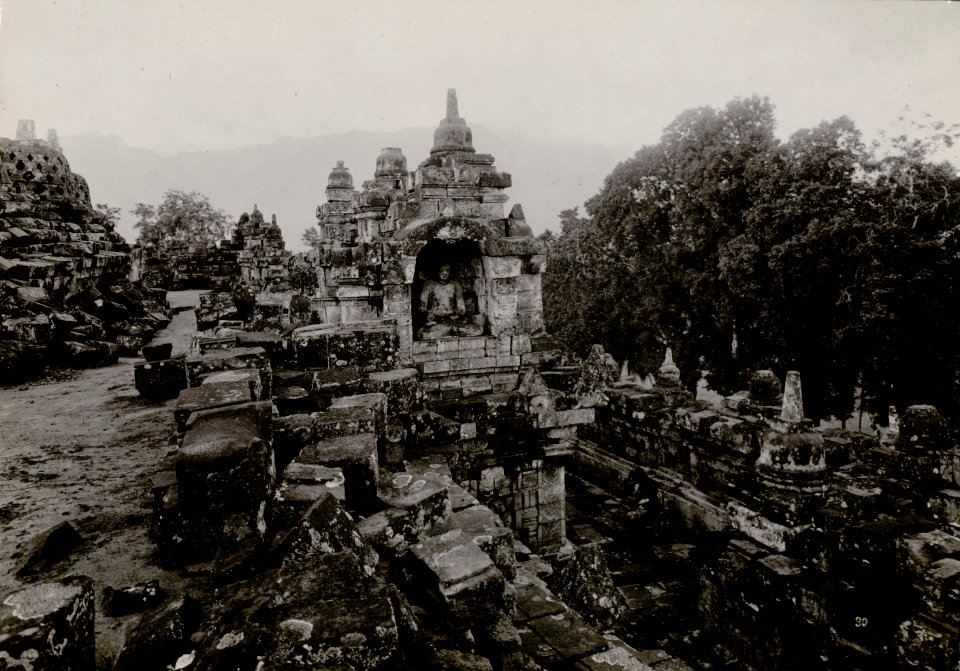 KITLV - 82385 - Kurkdjian - Soerabaja - Stupas at Borobudur near Magelang - circa 1910