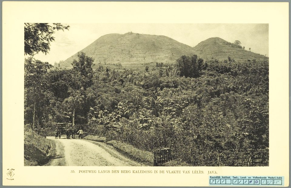 KITLV - 37365 - Demmeni, J. - Tulp, De - Haarlem - Post Road in the plain of Cangkuang (Leles) with Gunung Kaledong in the background, Java - 1911