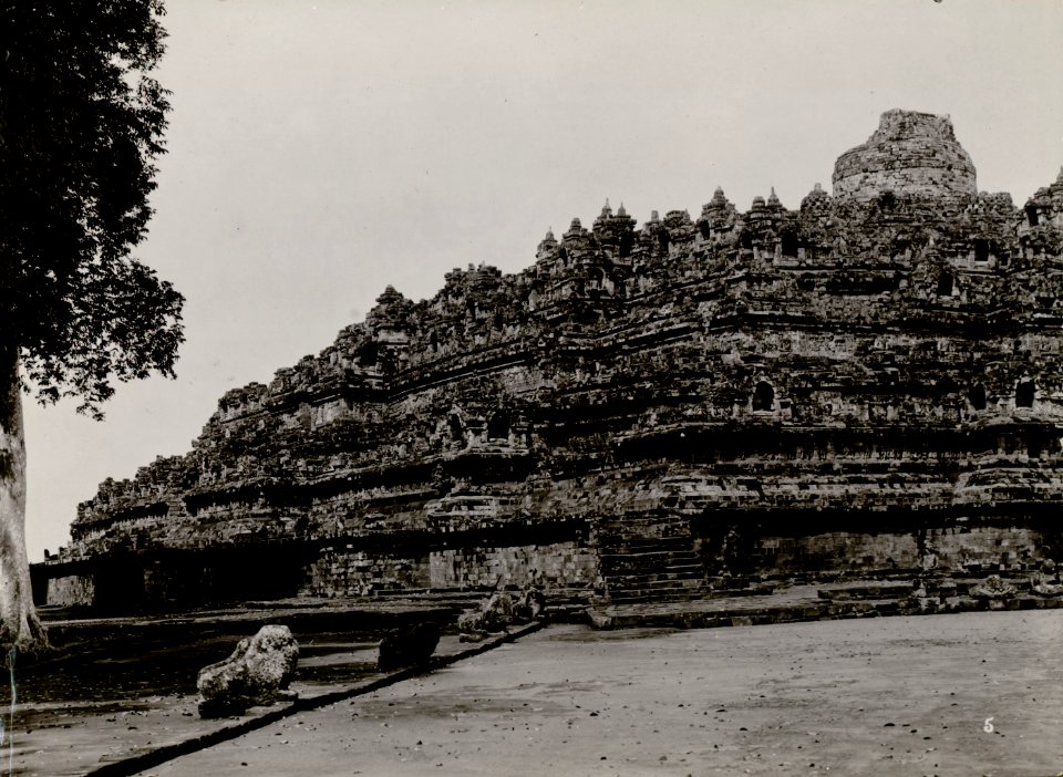 KITLV - 82389 - Kurkdjian - Soerabaja - Borobudur in Magelang - circa 1910