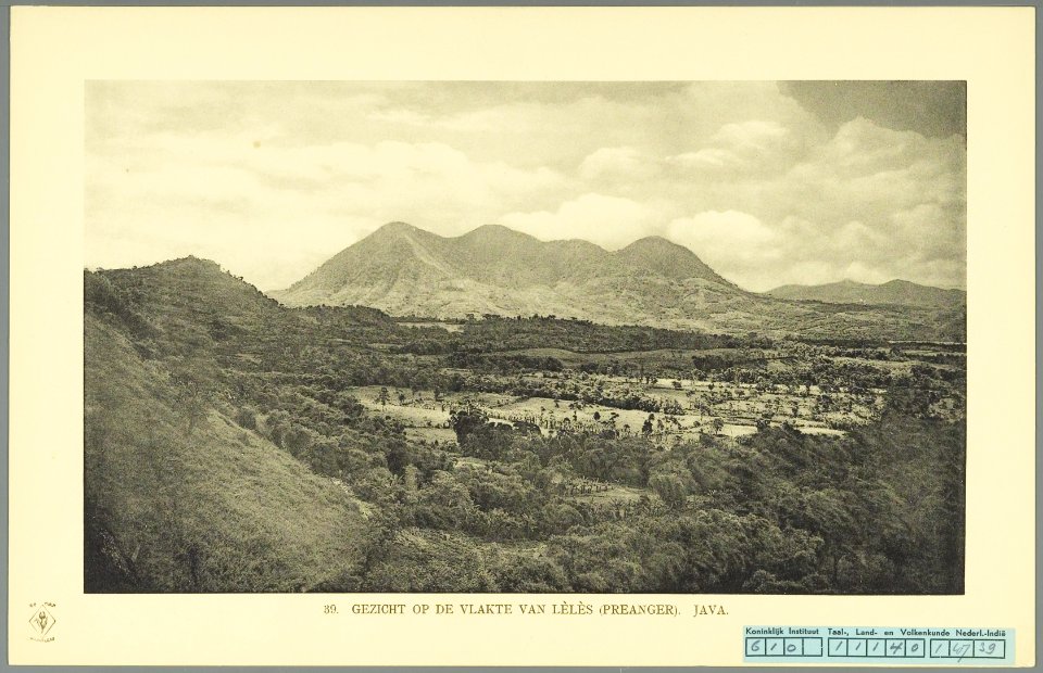 KITLV - 37369 - Demmeni, J. - Tulp, De - Haarlem - The Leles plain (Garut) with the Kaledong and Haruman mountains in the background - 1911