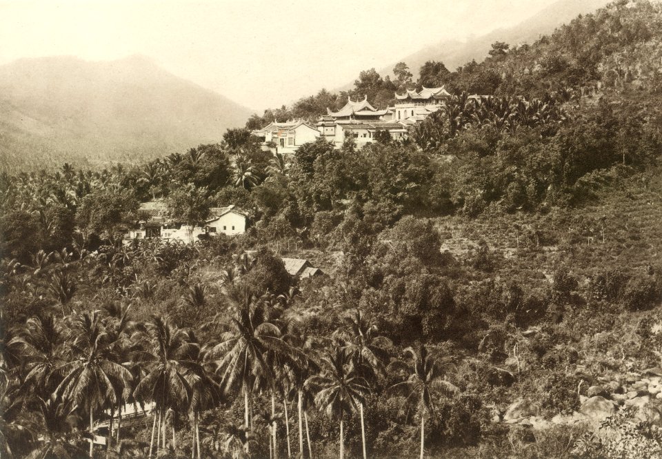 KITLV - 80045 - Kleingrothe, C.J. - Medan - Chinese temple in Ayer Etam on Penang - circa 1910