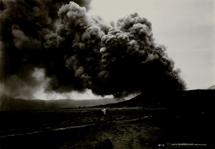 KITLV - 82397 - Kurkdjian - Soerabaja - The Sand Sea (Lautan pasir) and Mount Bromo (Gunung Bromo) in the Tengger Mountains in East Java - circa 1910