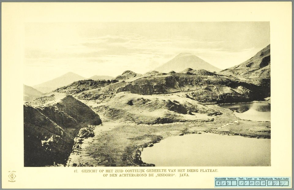 KITLV - 37377 - Demmeni, J. - Tulp, De - Haarlem - Dieng plateau from the southeast with the Sindoro in the background (Gunung Sindara or Sundoro) - 1911