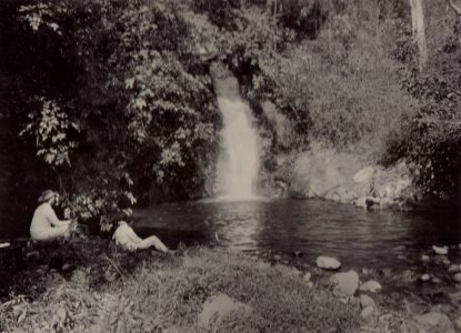 KITLV - 50161 - Kurkdjian, N.V. Photografisch Atelier - Soerabaia-Java - Small waterfall at Prigen - circa 1900
