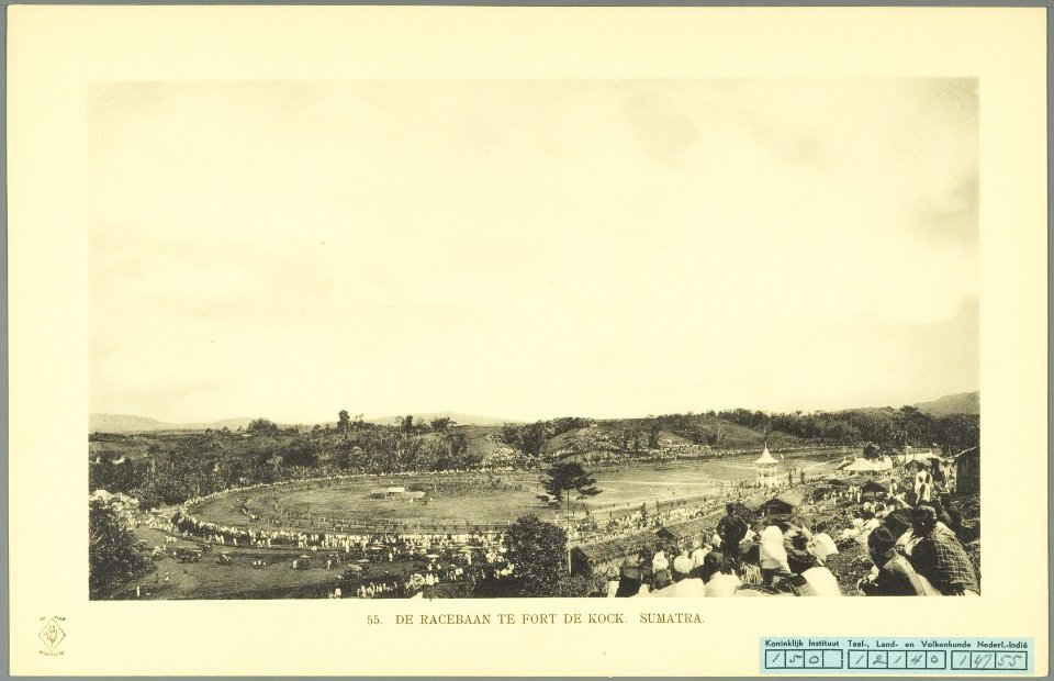 KITLV - 37385 - Demmeni, J. - The races at Fort de Kock (Bukittinggi) - 1911
