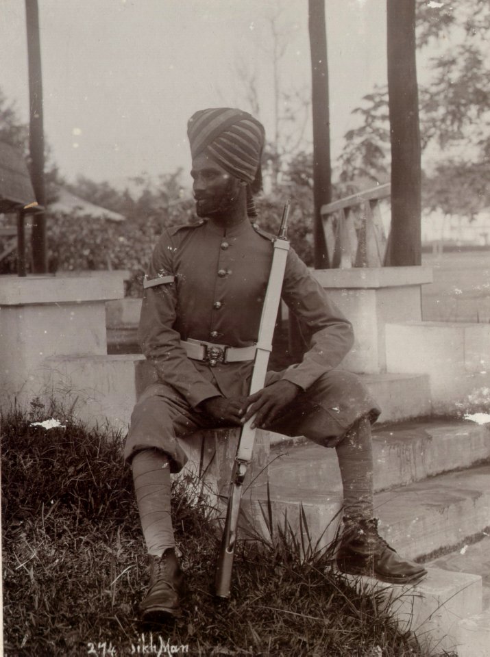 KITLV - 50185 - Lambert & Co., G.R. - Singapore - A Sikh with a rifle - circa 1900