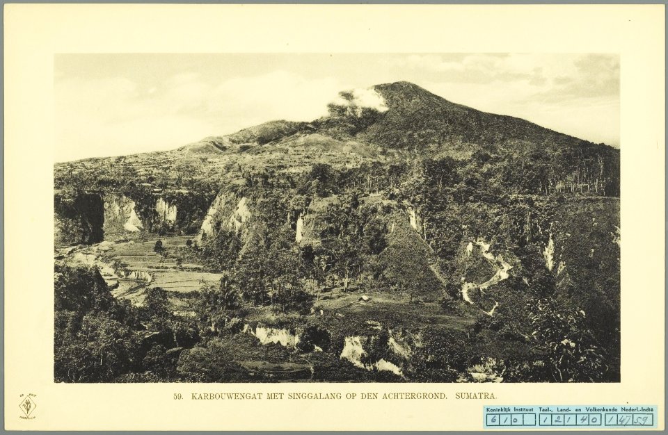 KITLV - 37388 - Demmeni, J. - Tulp, De - Haarlem - The Karbouwengat (Ngarai Sianok, Kota Bukittinggi) with Singgalang in the background - 1911