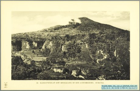 KITLV - 37388 - Demmeni, J. - Tulp, De - Haarlem - The Karbouwengat (Ngarai Sianok, Kota Bukittinggi) with Singgalang in the background - 1911
