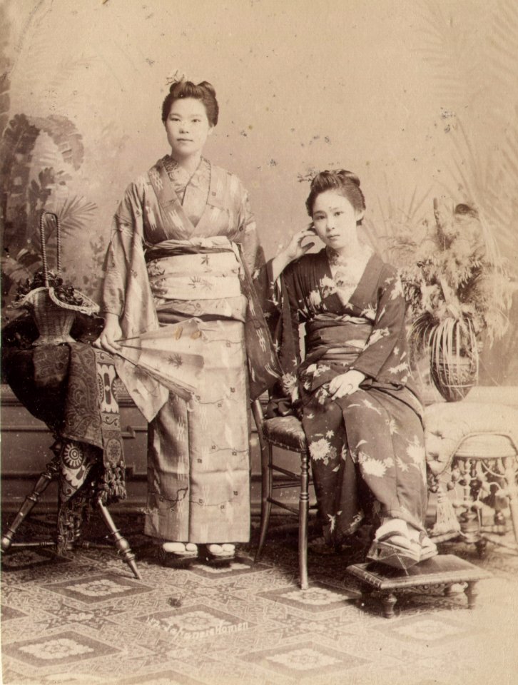 KITLV - 50193 - Lambert & Co., G.R. - Singapore - Two Japanese women in Southeast Asia in traditional costumes - circa 1900