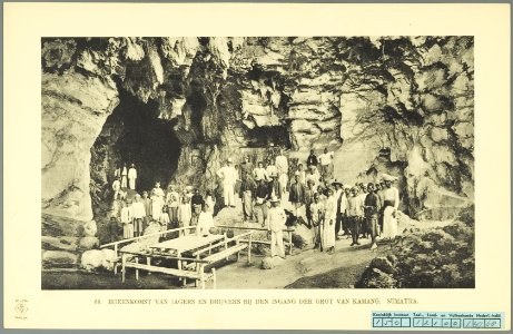 KITLV - 37397 - Demmeni, J. - Tulp, De - Haarlem - Hunters and trackers of a hunting party gathered in the cave of Kamang near Tilatang - 1911