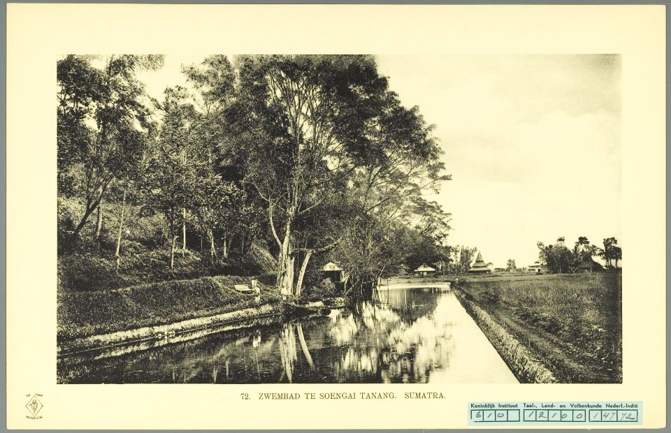 KITLV - 37401 - Demmeni, J. - Tulp, De - Haarlem - Swimming pool at Soengai Tanang (Sungai Tenang, Sumatra) - 1911