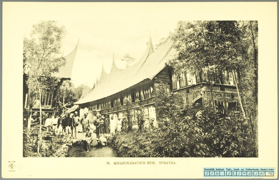 KITLV - 37405 - Demmeni, J. - Tulp, De - Haarlem - Minangkabau house on the west coast of Sumatra - 1911