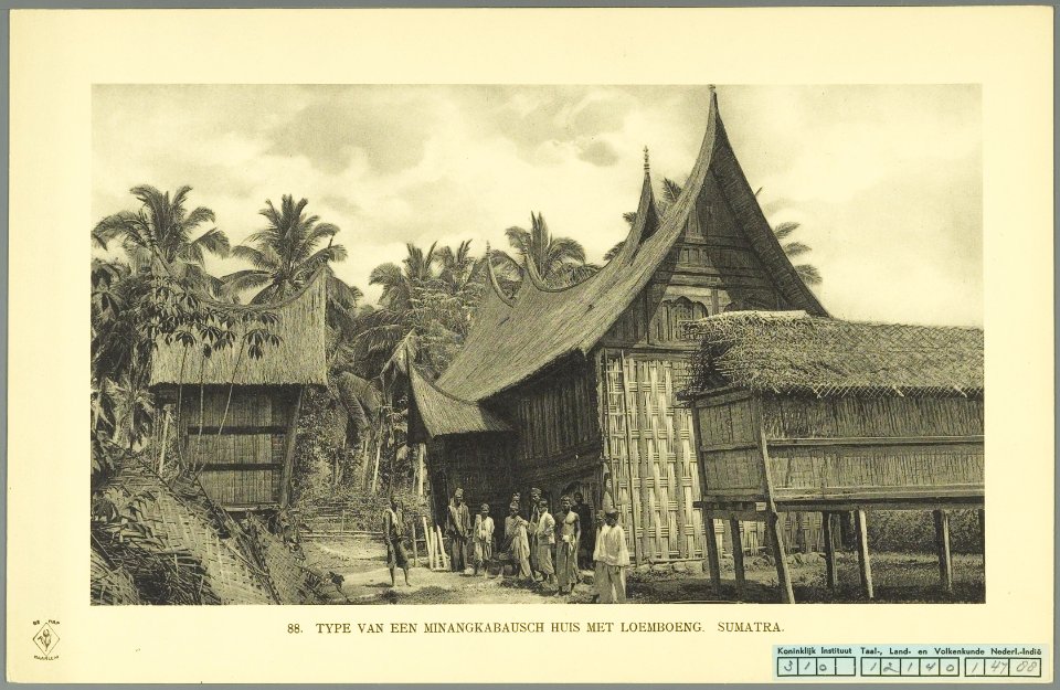 KITLV - 37417 - Demmeni, J. - Tulp, De - Haarlem - A Minangkabau house with lumbung (shed) on Sumatra's west coast - 1911