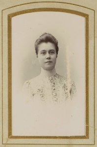 KITLV - 50444 - Kurkdjian, Ohannes - Soerabaja - Indo-European woman in Surabaya - circa 1900