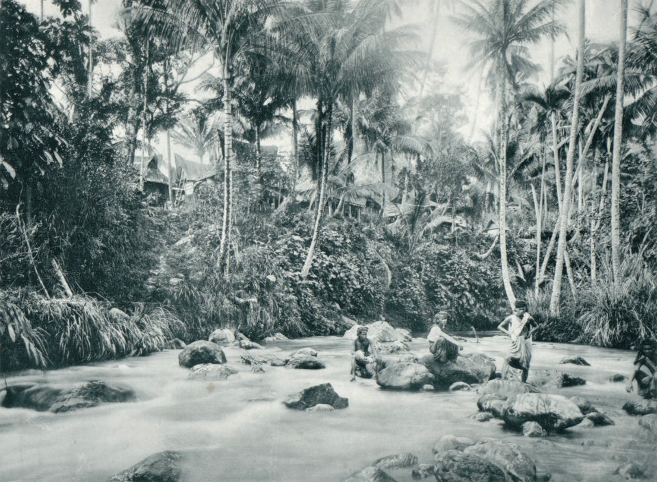 KITLV - 80252 - Kleingrothe, C.J. - Medan - River in Batak village Roemahkiwangkoeng (Rumah Kinangkung) in Upper Deli in the East Coast of Sumatra - 1898