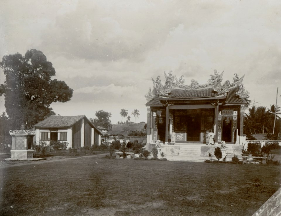 KITLV - 86745 - Stafhell & Kleingrothe - Medan-Deli - Chinese temple, presumably at Medan, Sumatra - circa 1900