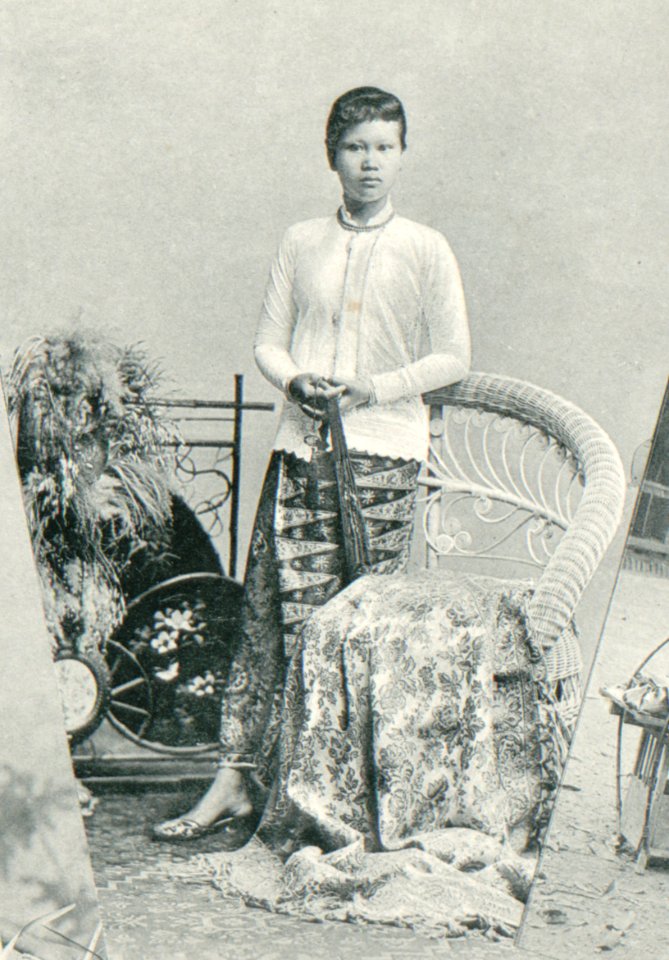 KITLV - 80260 - Kleingrothe, C.J. - Medan - Javanese woman, presumably in the east coast of Sumatra - 1898