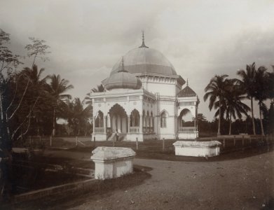 KITLV - 86753 - Stafhell & Kleingrothe - Medan-Deli - Mosque, presumably at Medan, Sumatra - circa 1900