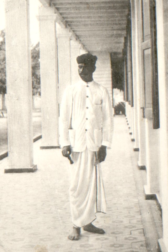 KITLV - 80264 - Kleingrothe, C.J. - Medan - Klingalese hairdresser Medan, Sumatra - 1898