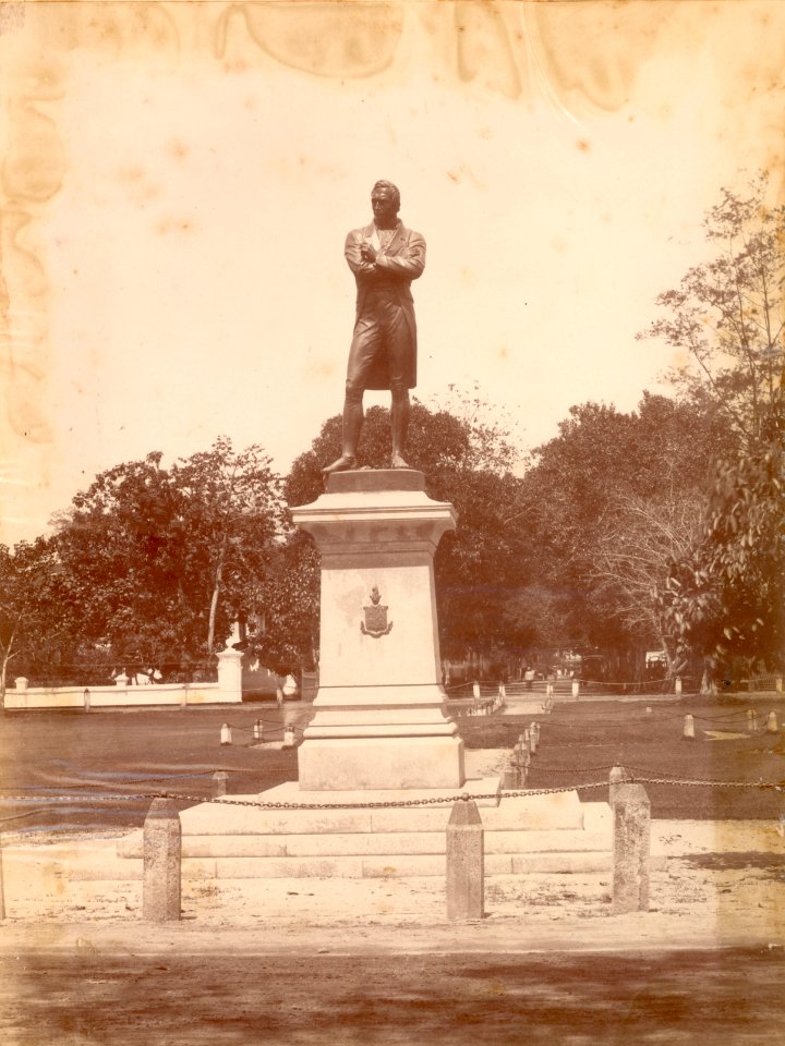KITLV - 377458 - Statue of Sir Thomas Stamford Raffles in Singapore - circa 1890