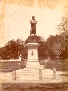 KITLV - 377458 - Statue of Sir Thomas Stamford Raffles in Singapore - circa 1890