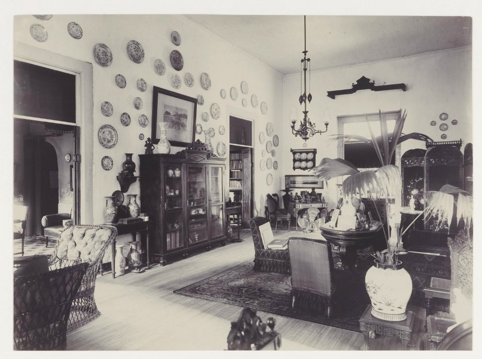 KITLV - 5119 - Kurkdjian - Soerabaja - Living room of the house of Mr. A. Paets tot Gansoyen in Sawahan, Surabaya - 1909