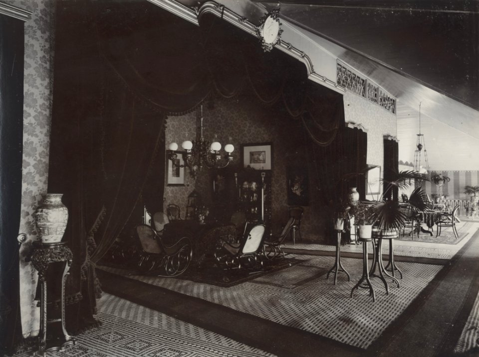 KITLV - 86765 - Stafhell & Kleingrothe - Medan-Deli - Interior of a house, presumably on the grounds of a company in Deli - circa 1900