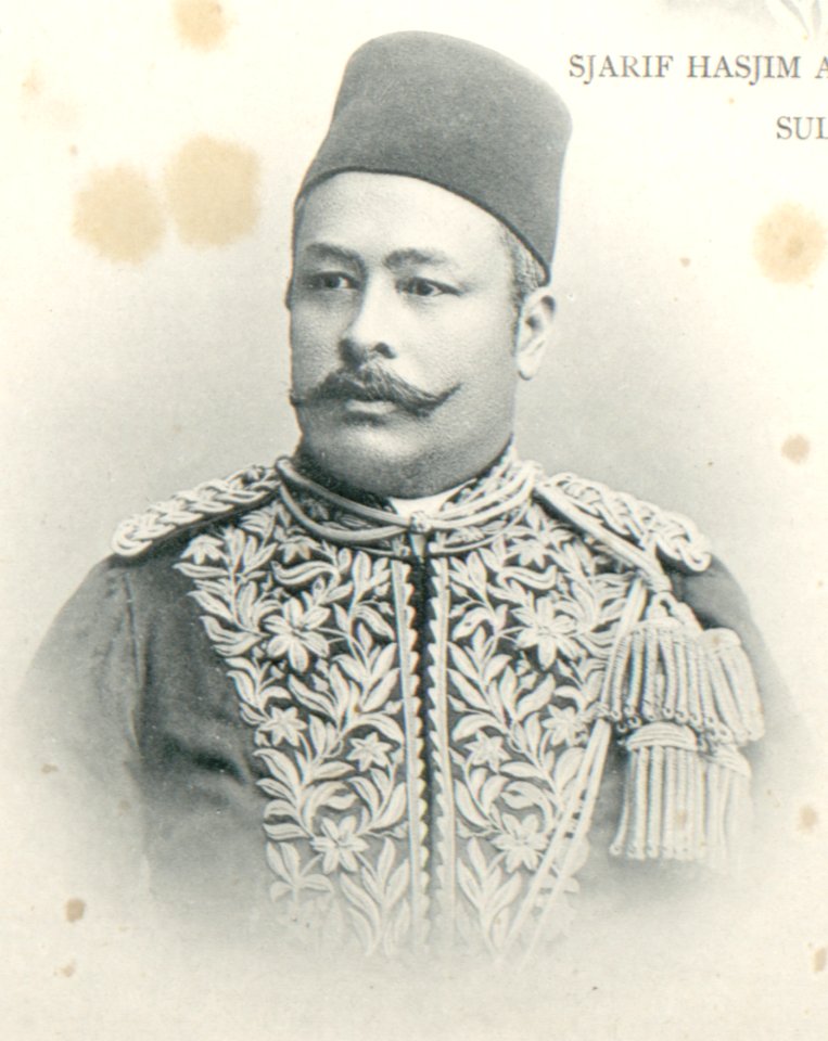 KITLV - 80276 - Kleingrothe, C.J. - Medan - Sultan Mohamad Husin Shah, ruler of Asahan - 1898