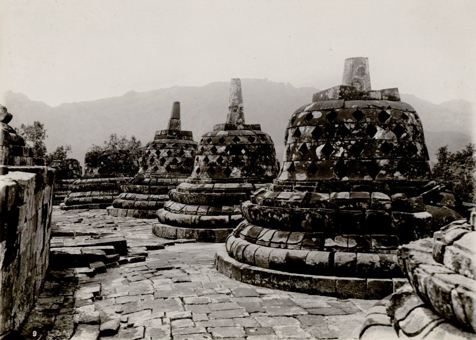 KITLV - 82387 - Kurkdjian - Soerabaja - Stupas of the Borobudur in Magelang - circa 1910