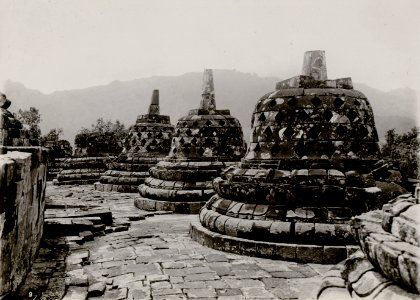 KITLV - 82387 - Kurkdjian - Soerabaja - Stupas of the Borobudur in Magelang - circa 1910